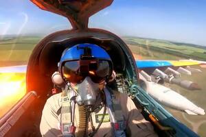 Un piloto en plena guerra muestra por dentro los ataques desde una Sukhoi Su-25 a los blancos rusos