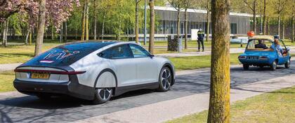 Piloto de aviones comerciales,
el Rey encabezó junto a la
princesa heredera un simpático
desfile de autos a bordo de un
mini beach car que usaban sus
padres en los años 70