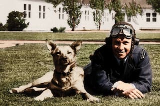 “Adolfo, cariños desde Argentina”. La historia de Tito Withington, el piloto cordobés que bombardeó la casa de retiro de Hitler y sirvió en Malvinas