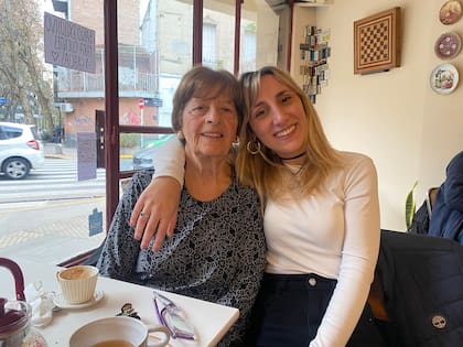 Pina y melina disfrutan de muchos momentos juntas en la cafetería