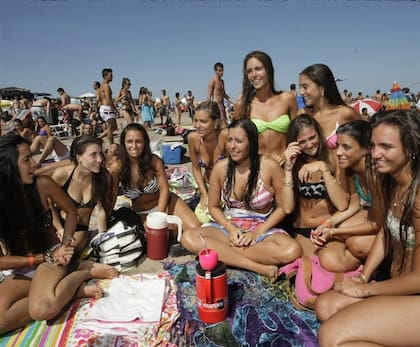 Mar del Plata. Un grupo de chicas de Santa Fe que disfruta las playas del sur de la ciudad, donde se concentra la movida joven