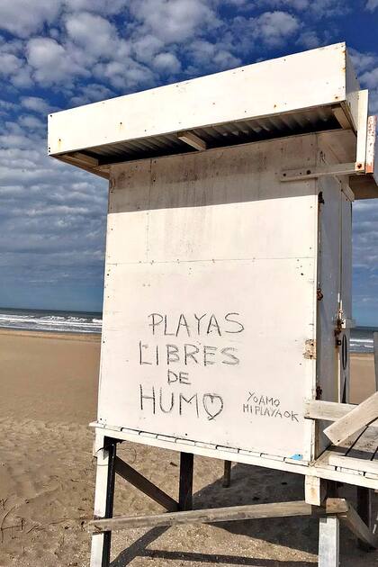 Pinamar: aprueban la prohibición de fumar en las playas