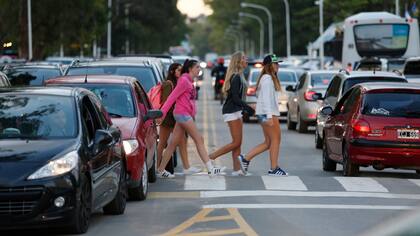 Pinamar: caos de tránsito, autos encastrados en la arena y peatones imprudentes