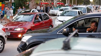 Pinamar: caos de tránsito, autos encastrados en la arena y peatones imprudentes