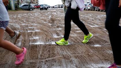 Pinamar: caos de tránsito, autos encastrados en la arena y peatones imprudentes