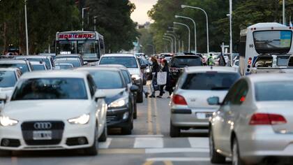 Pinamar: caos de tránsito, autos encastrados en la arena y peatones imprudentes