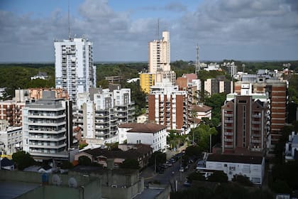 Pinamar - Derrumbes de balcones en la costa: cómo afecta a la edificación el ambiente salirroso del mar.