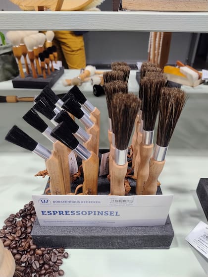 Pinceles para limpiar la máquina de café espresso, de Redecker.