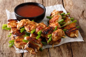 Pinchos de pollo coreanos o Dak-kkochi