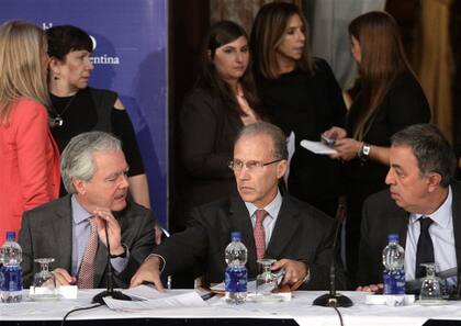 Pinedo, Rosenkrantz y Rodolfo Urtubey, ayer, en el Senado