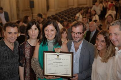 Piñeiro con el Ministro de Cultura porteño, Enrique Avogadro, la legisladora Inés Gorbea, los periodistas María O Donnell y Reynado Sietecase y el escritor Guillermo Martínez