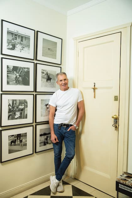 Piñeiro, en un rincón de su casa, decorado con imágenes del libro de fotografías que lanzó en 2005, "De mi vida y del mundo", donde retrató con su cámara Leica a los perros que conoció en sus viajes. 