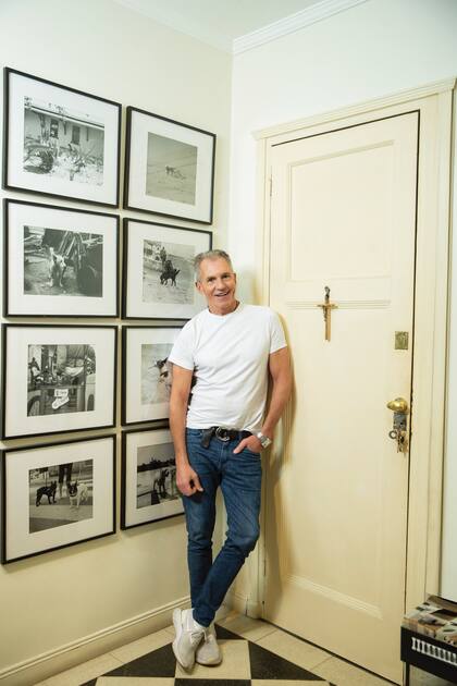 Piñeiro, en un rincón de su casa, decorado con imágenes del libro de fotografías que lanzó en 2005, "De mi vida y del mundo", donde retrató con su cámara Leica a los perros que conoció en sus viajes.