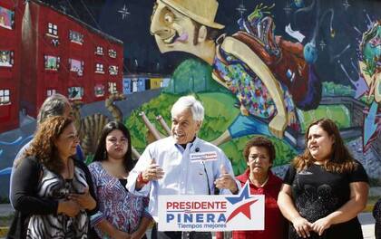 Piñera ayer hizo campaña y llamó por teléfono al senador Rossi