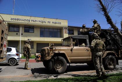 Piñera ordenó la militarización de la zona del conflicto mapuche en una 
medida considerada "efectista", pero su candidato no levanta vuelo 