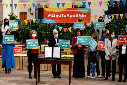 Piñera promulgó la ley que establece que puede ponerse primero el apellido materno en coincidencia con el día de la madre, que se celebró ayer en Chile