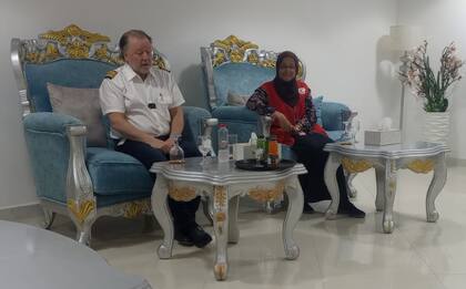 Piñeyro en la recepción del aeropuerto de Puerto Sudán, junto a Aida Elsayed, secretaria general sudanesa de la Media Luna Roja, durante el primer viaje que realizó Solidaire a Sudán en octubre pasado