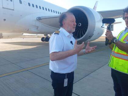 Piñeyro habla con la prensa junto a su Boeing 787 en Puerto Sudán