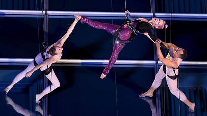 Pink, bailando y caminando a gran altura, en el frente de un edificio
