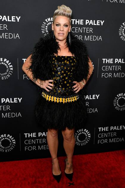 Pink posó para los fotógrafos durante la alfombra roja del evento, en donde disfrutó de un documental inspirado en una de las personas más influyentes de la moda