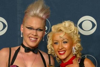 Pink y Christina Aguilera durante una entrega de premios, en 2002