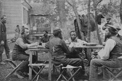 Pinkerton en segundo plano, durante un descanso