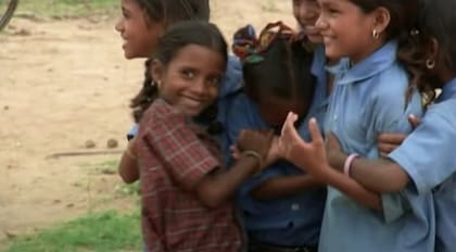 Pinki recibió una cirugía correctiva gratuita de labio hendido realizada por el cirujano plástico Subodh Kumar Singh, con sede en Varanasi, asociado con Smile Train India