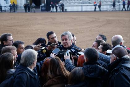 Pino en conferencia de prensa en la pista central