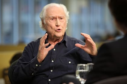 Pino Solanas murió a los 84 años en un sanatorio de París, tras agravarse su cuadro de covid positivo