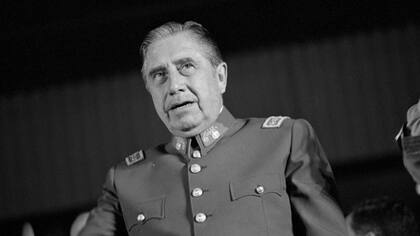 Pinochet en 1980, el año en que se aprobó la actual Constitución