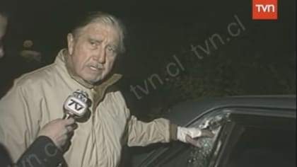 Pinochet señala los daños en su automóvil