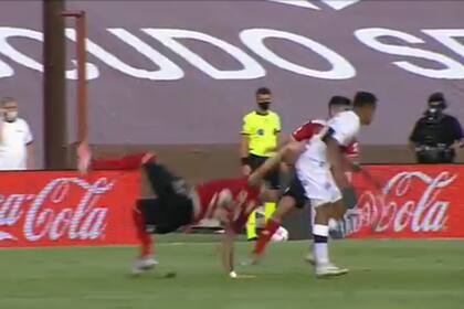 Pinola cayó con su brazo extendido y se retiró lesionado