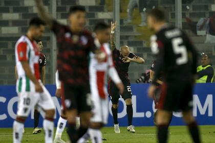 Pinola celebra su gol, el que abrió el marcador entre Palestino y River en Santiago de Chile.