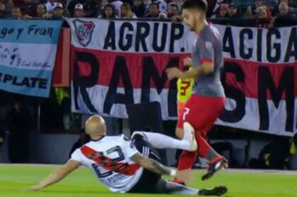 Pinola debió ser expulsado en los cuartos de final frente a Independiente por una plancha: era penal para el Rojo