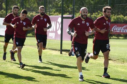 Pinola volvió a jugar, pero los otros cuatro esperan su oportunidad: Ponzio, Quintero, Pratto y Scocco