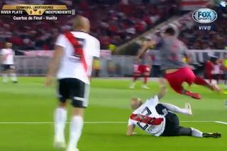 River-Independiente: el uso del VAR no advirtió un penal de Pinola a Benítez