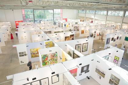 Pinta Miami, una de las ferias paralelas de Art Basel, en su nueva sede de The Hangar