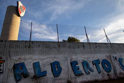 Pintada de Alberto 23, ESPACIO A23, sobre la Av. Lugones mano al centro sobre los fondos del Club River Plate