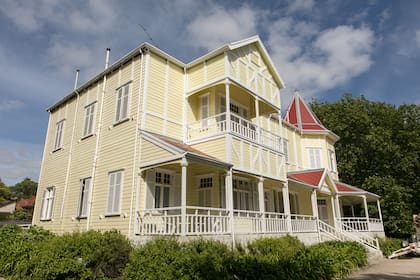 Pintada de amarillo y con tejas rojas, la casa de Victoria Ocampo se conserva en impecable estado desde 1912.