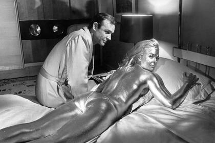 Pintada de dorado, la actriz Shirley Eaton junto a Sean Connery.
