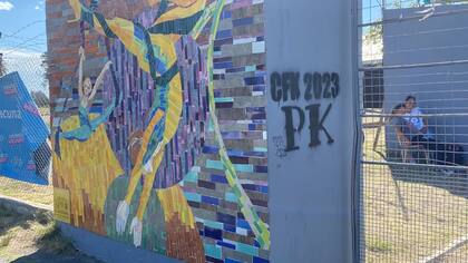 Pintadas CFK 2023 junto al Estadio Único de La Plata, donde Cristina Kirchner liderará el acto por el Día de la Militancia