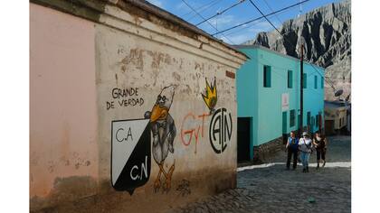 Pintadas con el escudo e iniciales de dos de los equipos grandes de Salta, Club Atletico Central Norte y Gimnasia y Tiro de Salta