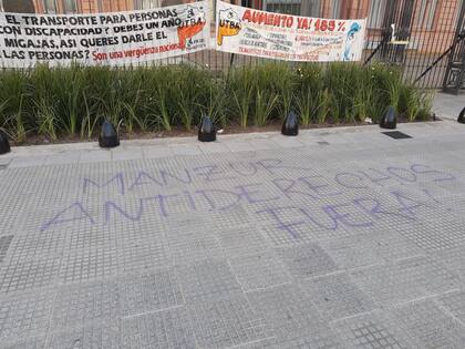 Pintadas contra Juan Manzur en Balcarce 50, en las puertas de la Casa Rosada