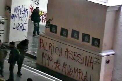 Pintadas en el Cabildo durante la marcha por Santiago Maldonado