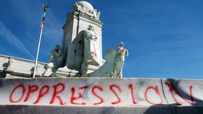 Pintadas en un monumento a Cristóbal Colón en Washington, Estados Unidos, durante una protesta en 2002