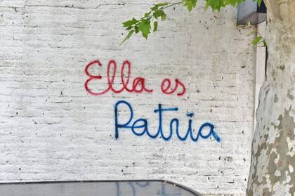 Pintadas en un paredón en el centro de Pilar