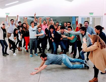 Pintando entre varios se dispara la creatividad