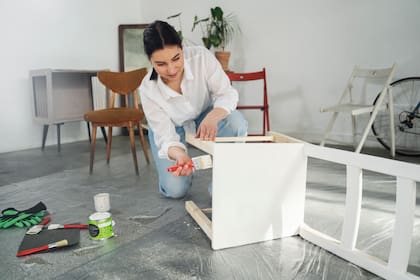 Pintar un mueble viejo es una forma de darle otra vida útil