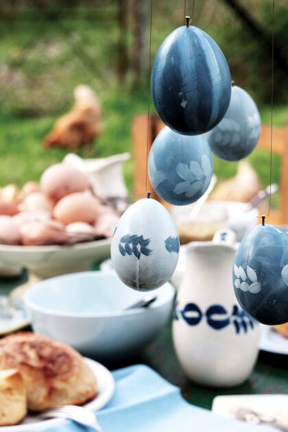 Pintar y colgar las cáscaras de huevo es un gran programa para hacer en familia.