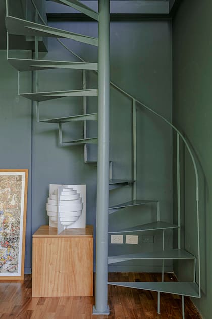 Pintaron la escalera y la pared en 'Verde Petróleo’ (paleta de Mesopotamia para Sherwin Williams) para fundir ambos planos